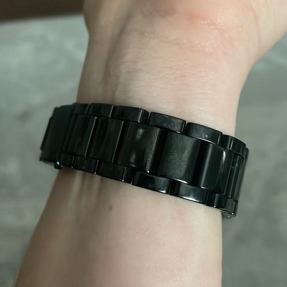 Black and gold Micheal kors watch - Picture 4 of 4